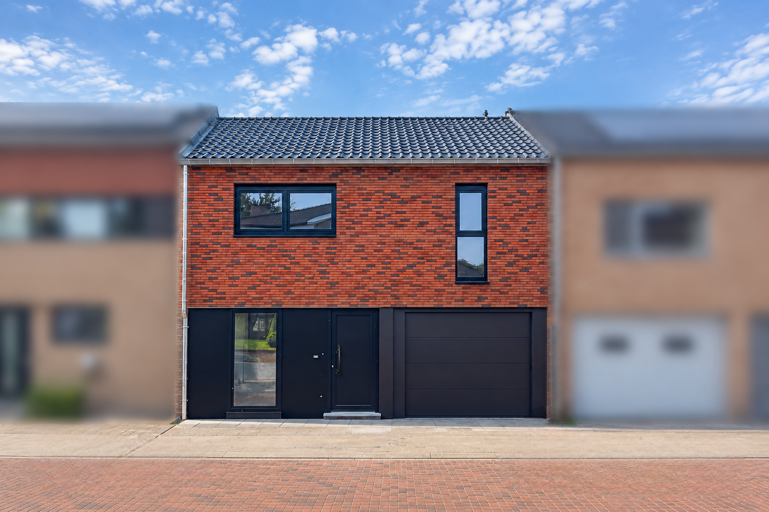 Woning met rode gevelsteen, zwart schrijnwerk en garage in Munsterbilzen, binnenkort te koop via Hertovest