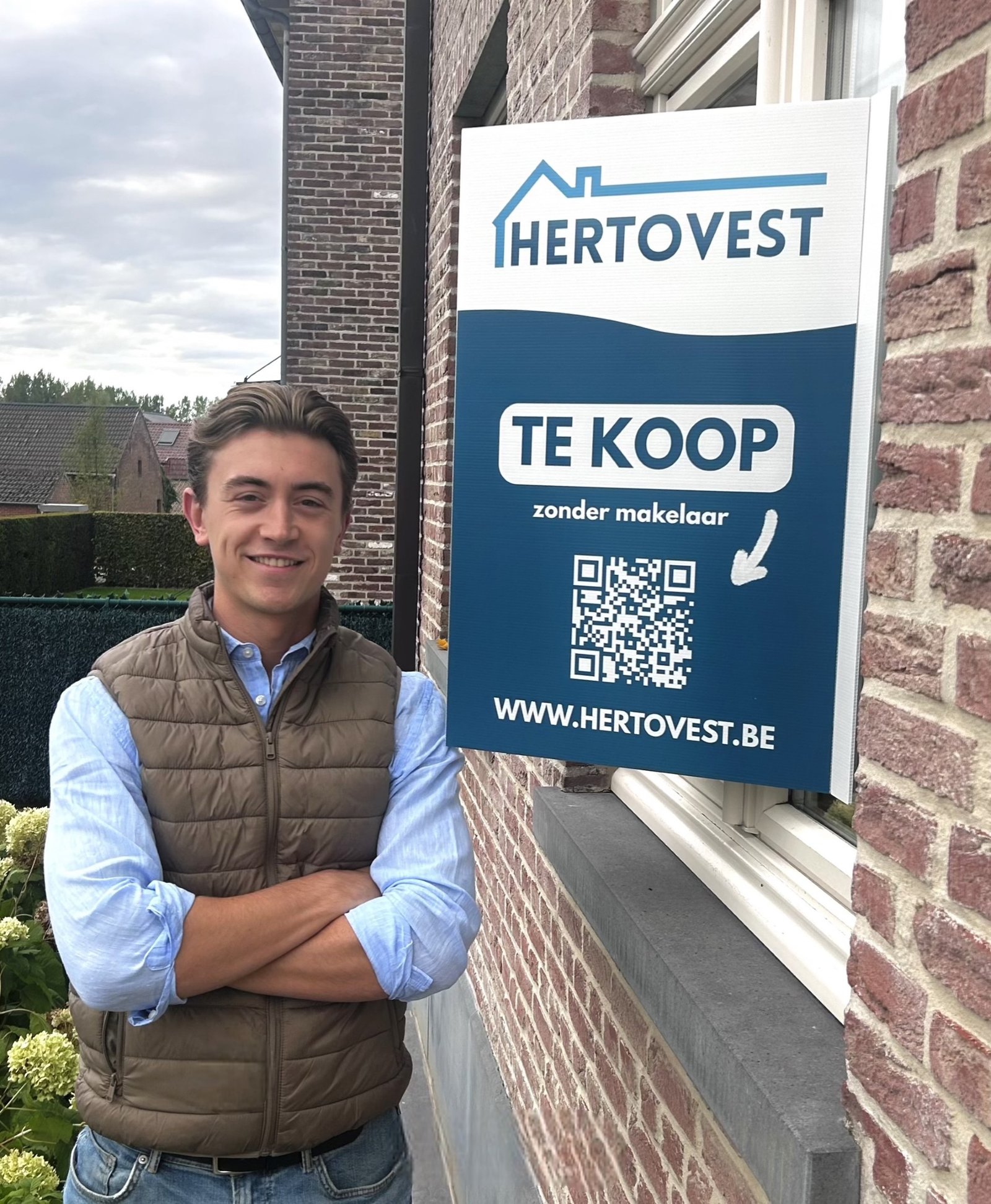 Robbe Hertogen bij een Te Koop-bord van Hertovest
